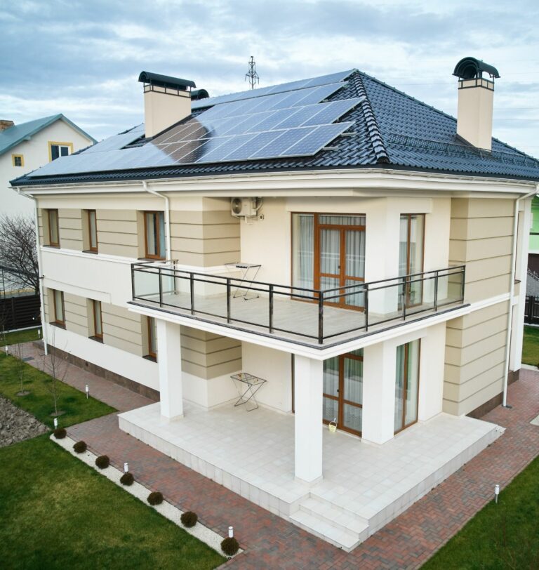 casa-con-tetto-con-pannelli-fotovoltaici